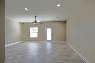 2099 Wilsons Plover Cir in Navarre, FL - Foto de edificio - Building Photo