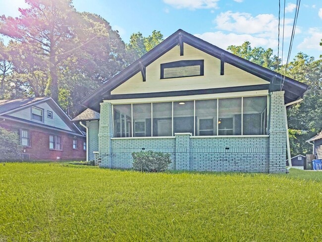 984 Cascade Ave SW in Atlanta, GA - Foto de edificio - Building Photo