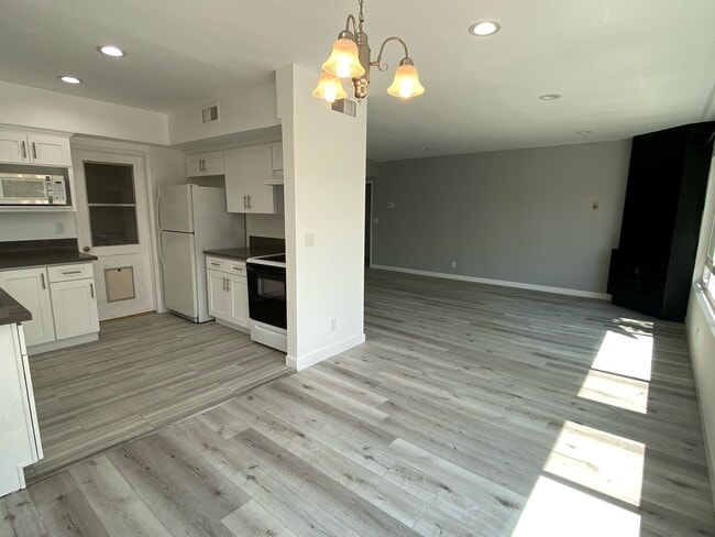 10823 Camarillo St, Unit 10823 in North Hollywood, CA - Foto de edificio - Building Photo