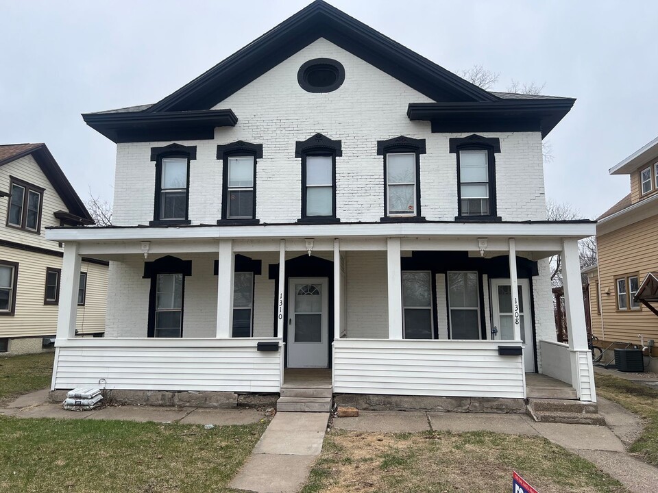 1308 5th Ave S in La crosse, WI - Building Photo