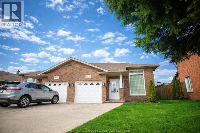 property at 98a Lansdowne Ave