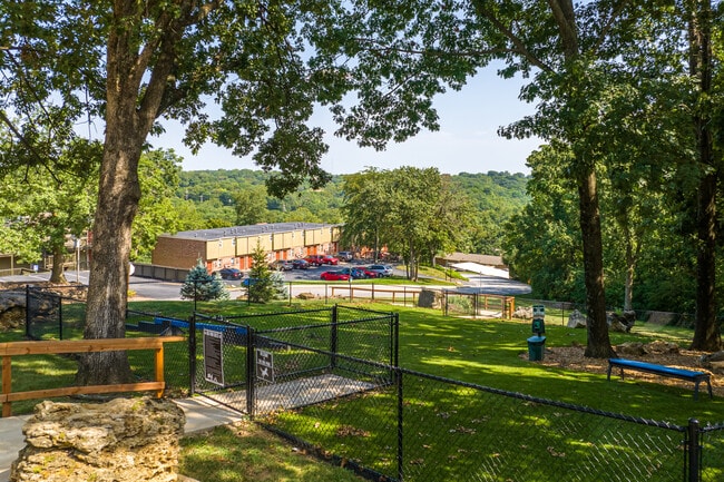 Kirkwood Bluffs in St. Louis, MO - Foto de edificio - Building Photo
