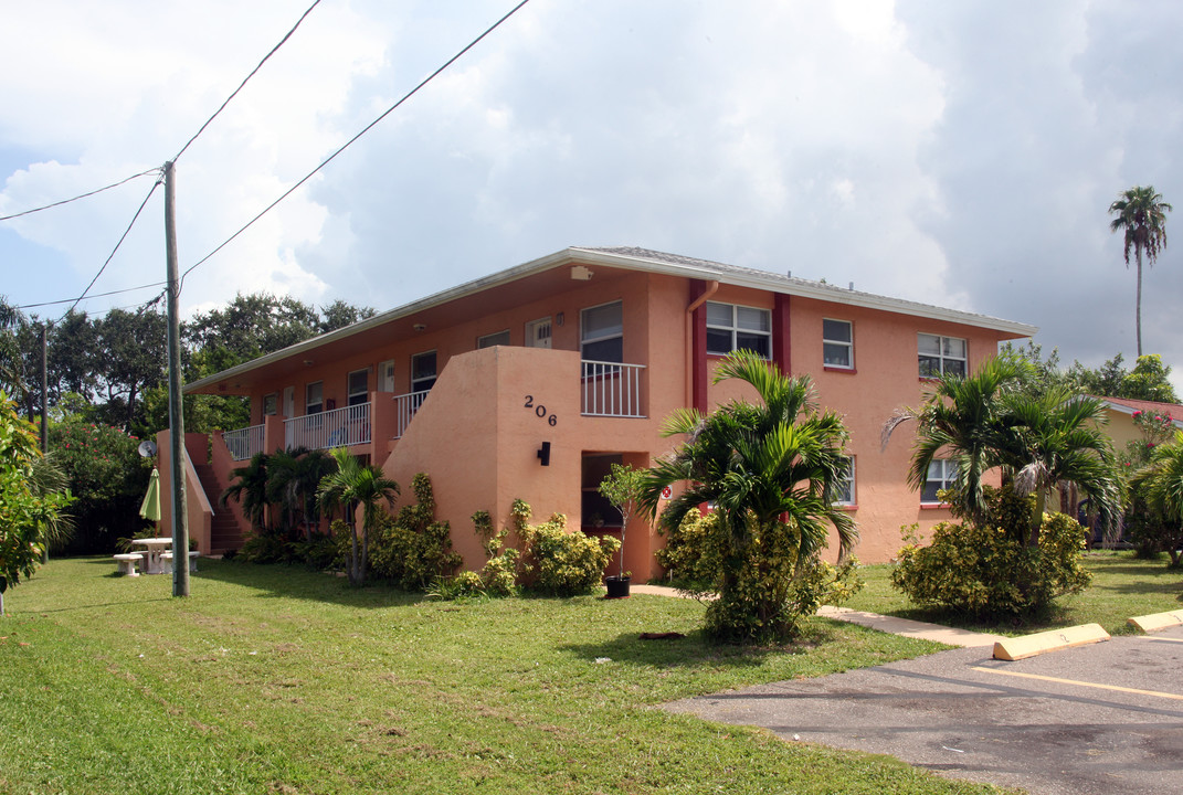 206 22nd Ave N in Indian Rocks Beach, FL - Building Photo