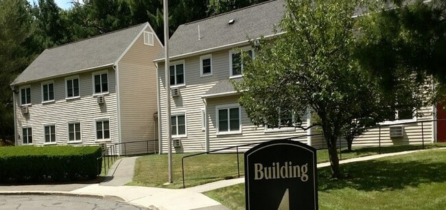 Winter Valley Residences in Milton, MA - Foto de edificio - Building Photo