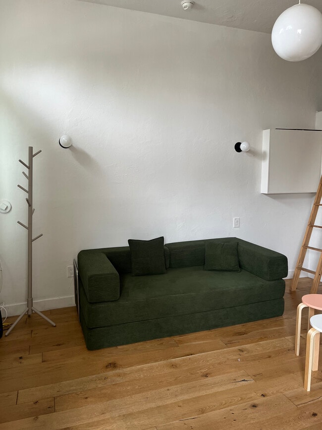 1341 1/2 Lilac Ter, Unit Lilac in Los Angeles, CA - Building Photo - Building Photo
