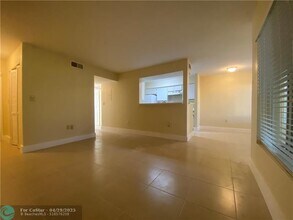 2485 NW 33rd St in Oakland Park, FL - Building Photo - Building Photo