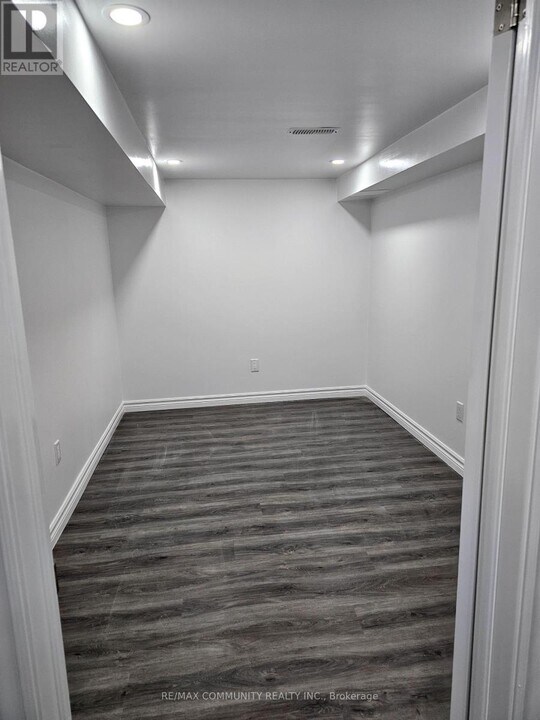 32 Liam Ln in Markham, ON - Building Photo