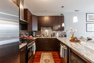 614 N Ogden Ave, Unit 2 in Chicago, IL - Building Photo - Building Photo