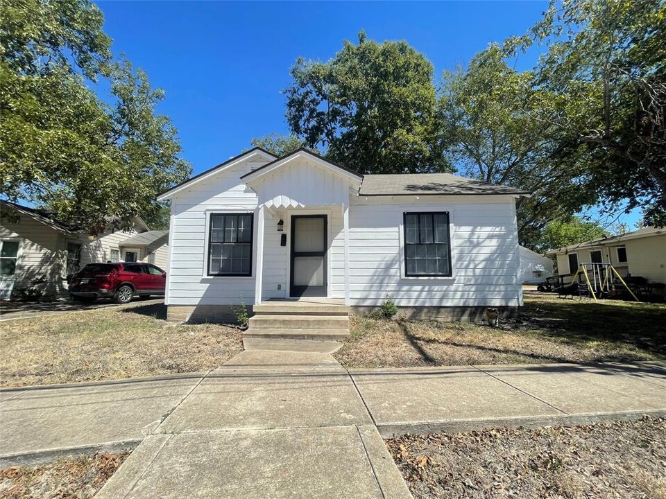 1112 Davis St in Taylor, TX - Foto de edificio