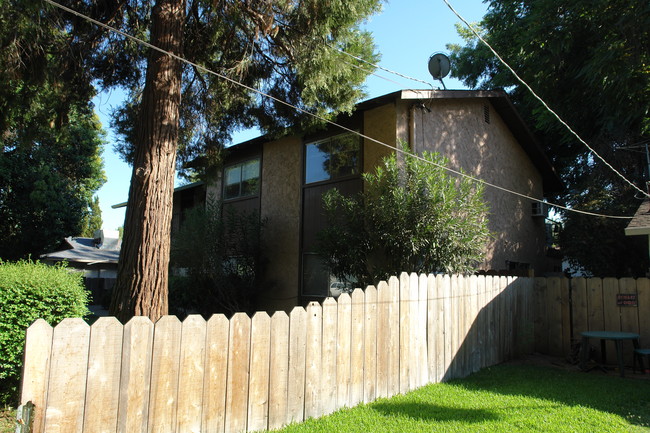 1432 Hemlock St in Chico, CA - Foto de edificio - Building Photo