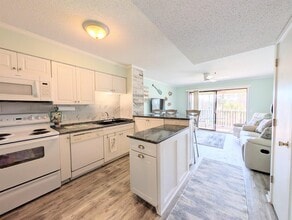 4350 Intercoastal Dr in Little River, SC - Foto de edificio - Building Photo