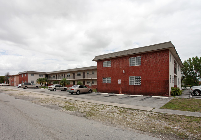 Villas of Pembroke Pines in Pembroke Pines, FL - Foto de edificio - Building Photo