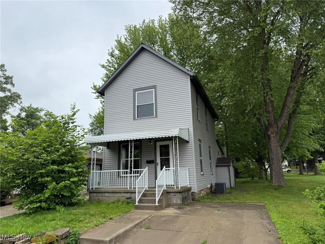 property at 1069 Grant Ave NW