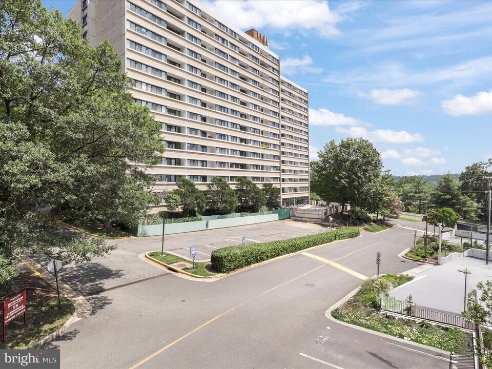 5911 Edsall Rd, Unit PH10 in Alexandria, VA - Building Photo