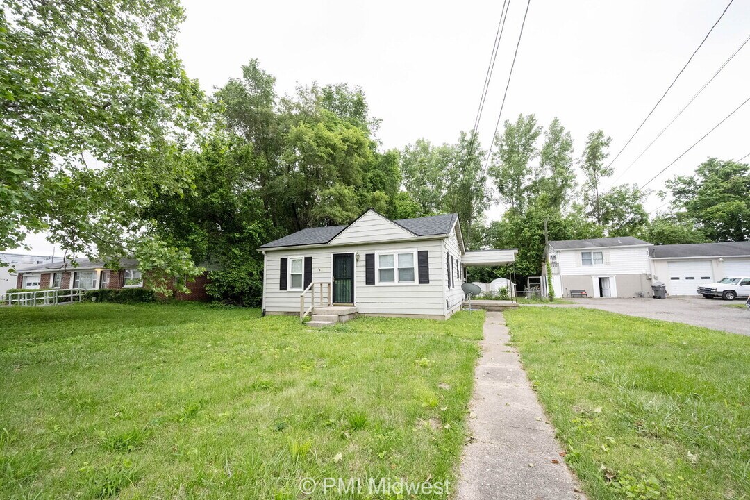 1615 E Southport Rd in Indianapolis, IN - Building Photo