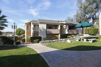 Rollingwood in West Covina, CA - Foto de edificio - Building Photo