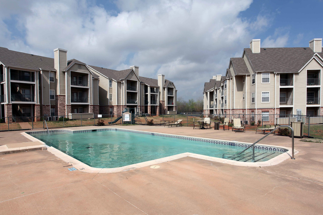 Forest Creek in Oklahoma City, OK - Building Photo