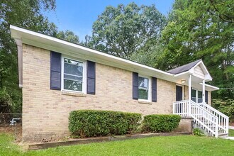 2680 Carriage Ln in Atlanta, GA - Foto de edificio - Building Photo
