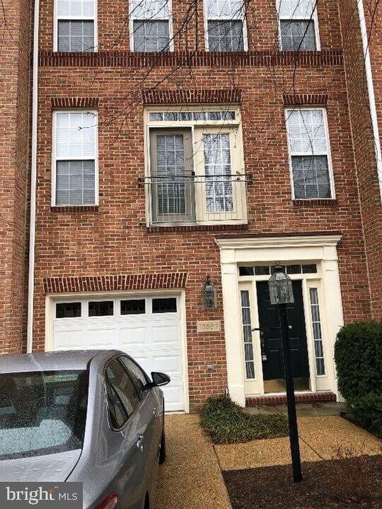 13587 Flying Squirrel Dr in Herndon, VA - Building Photo