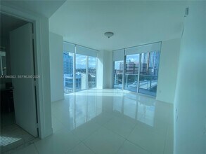 185 SW 7th St, Unit 501 in Miami, FL - Building Photo - Building Photo
