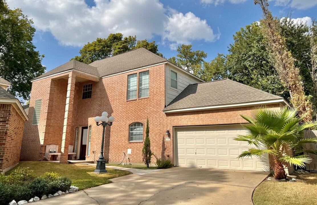9230 Rouge Cir in Houston, TX - Building Photo