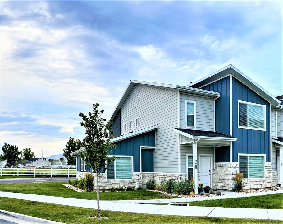 1909 Haight Creek Loop in Farmington, UT - Building Photo