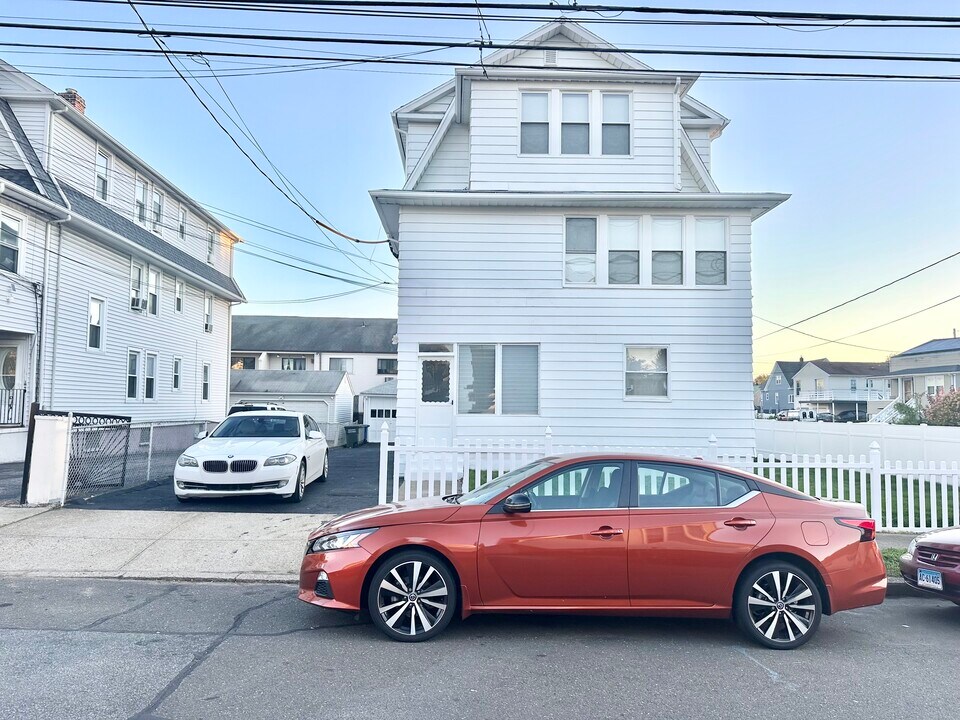 69 Tremont Ave, Unit 2 in Bridgeport, CT - Foto de edificio