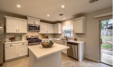 7711 Parkwood Way in San Antonio, TX - Building Photo - Building Photo