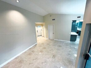 1462 Springside Dr in Weston, FL - Foto de edificio - Building Photo
