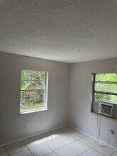 2143 Laura Ln, Unit 47B in West Palm Beach, FL - Foto de edificio - Building Photo