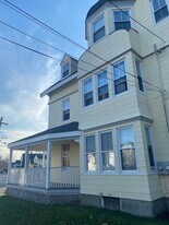 103 W Broad St in Stonington, CT - Building Photo