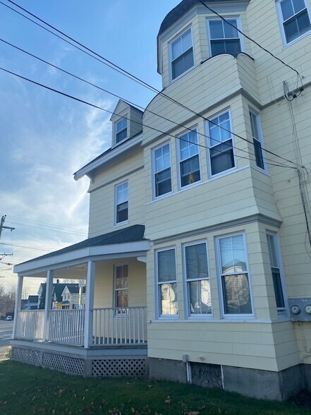 103 W Broad St in Stonington, CT - Building Photo