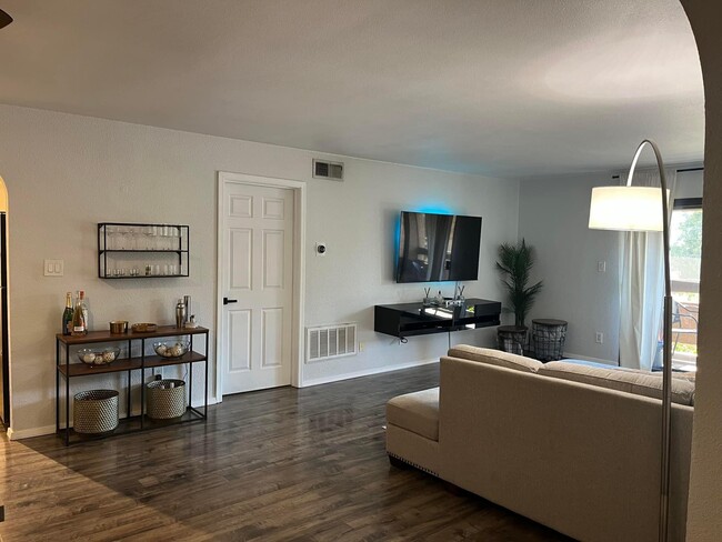 8500 E Indian School Rd, Unit 211 in Scottsdale, AZ - Building Photo - Building Photo