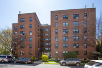 21610 77th Ave in Oakland Gardens, NY - Foto de edificio - Building Photo