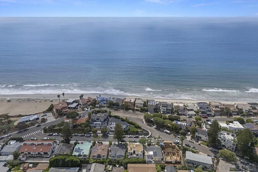 218 N Helix Ave in Solana Beach, CA - Building Photo