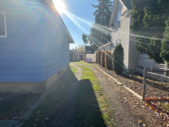 2924 E Indiana Ave in Spokane, WA - Foto de edificio - Building Photo