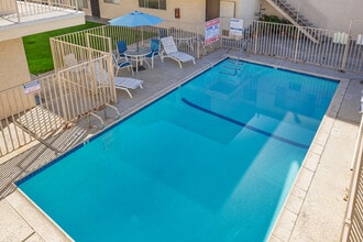 Ryon ave Apartments in Bellflower, CA - Building Photo - Building Photo