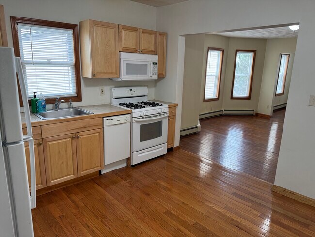 64 Paris St, Unit 1 in Medford, MA - Building Photo - Building Photo