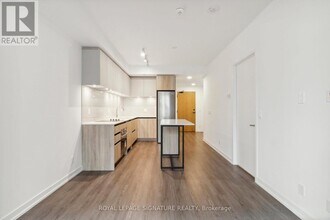 8 Beverley Glen Blvd in Vaughan, ON - Building Photo - Building Photo