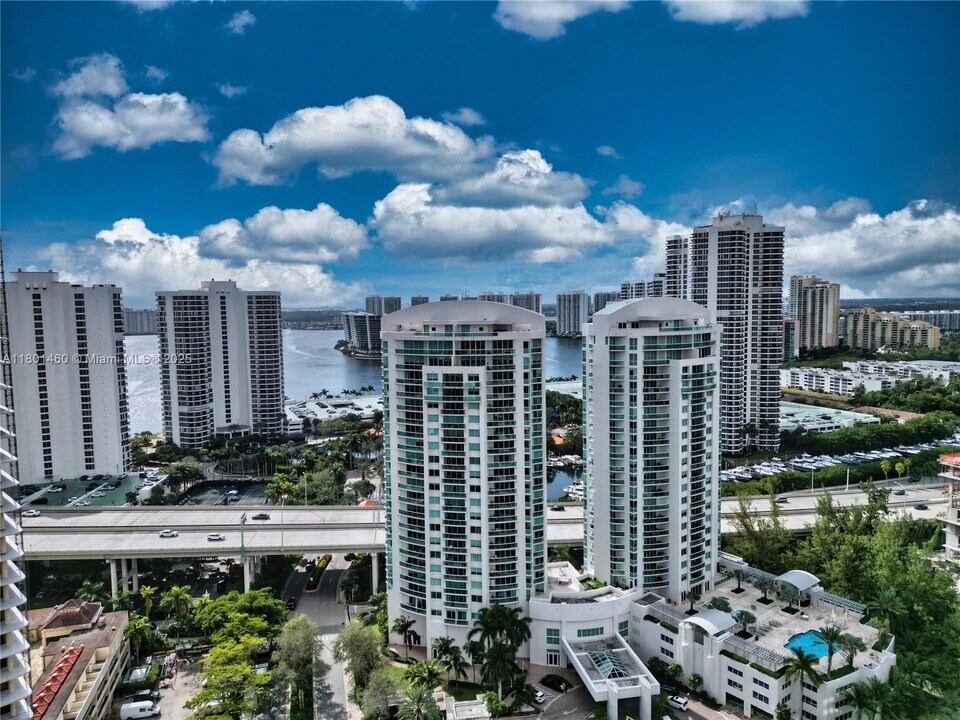 19400 Turnberry Way in Aventura, FL - Building Photo