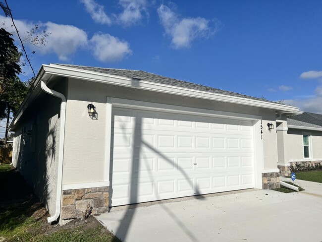 1541 SW Urbino Ave in Port St. Lucie, FL - Building Photo - Building Photo