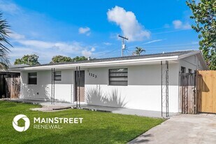 1323 W Fernlea Dr in West Palm Beach, FL - Building Photo
