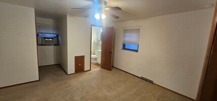 2774 S Park Rd, Unit Right Looking in Bethel Park, PA - Foto de edificio - Building Photo