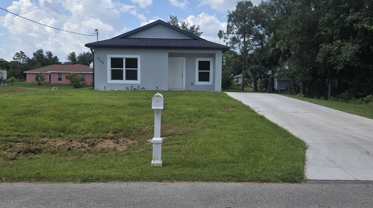 3302 49th St W in Lehigh Acres, FL - Building Photo