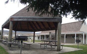 Wyeast Vista Apartments in Hood River, OR - Building Photo - Building Photo