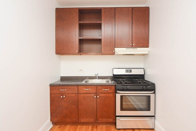 2704 N Sawyer Ave in Chicago, IL - Foto de edificio - Building Photo