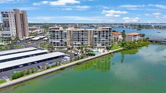 7400 Sun Island Dr S in South Pasadena, FL - Building Photo