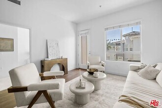 12920 W Runway Rd in Playa Vista, CA - Building Photo - Building Photo