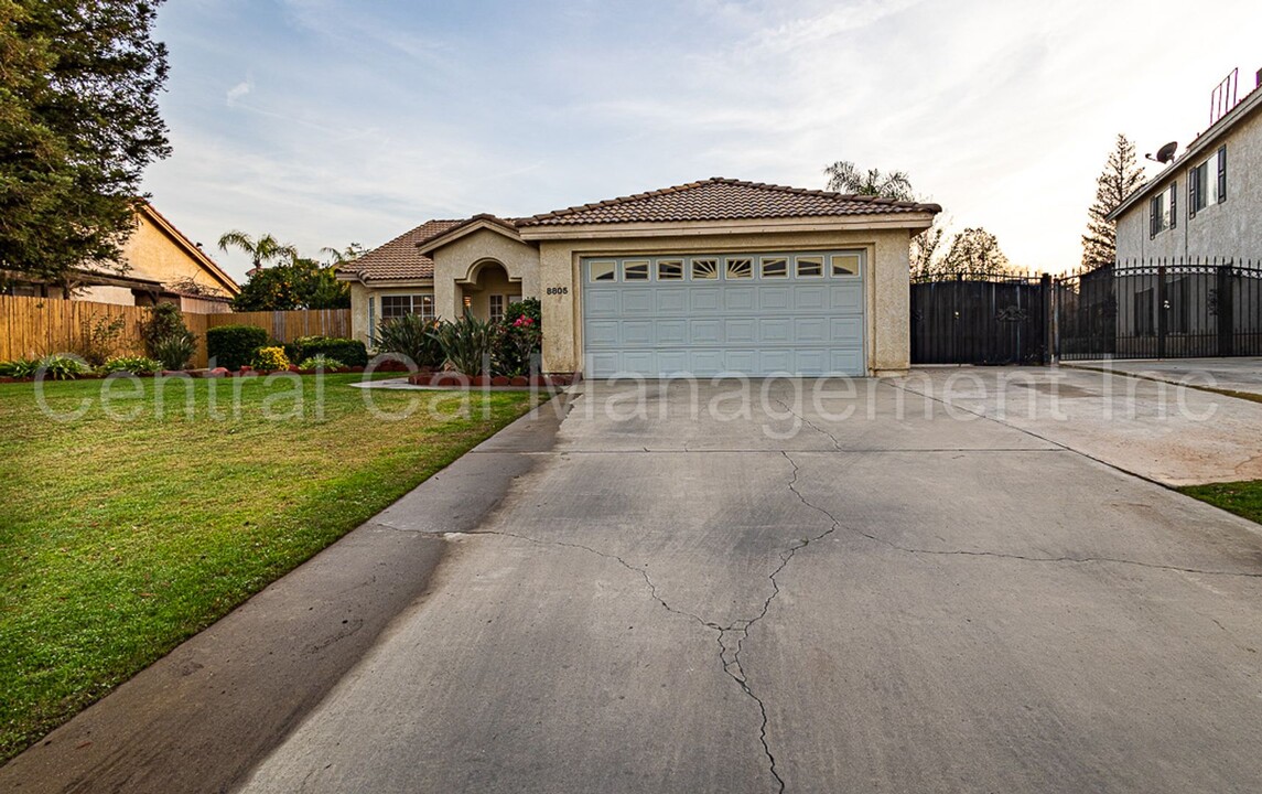 8805 Fox Run Dr in Bakersfield, CA - Building Photo