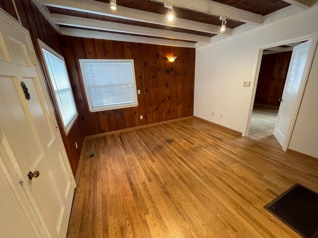 1207 Lawton Ave in Pacific Grove, CA - Foto de edificio - Building Photo